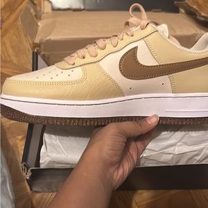 I’m selling brand new shoes